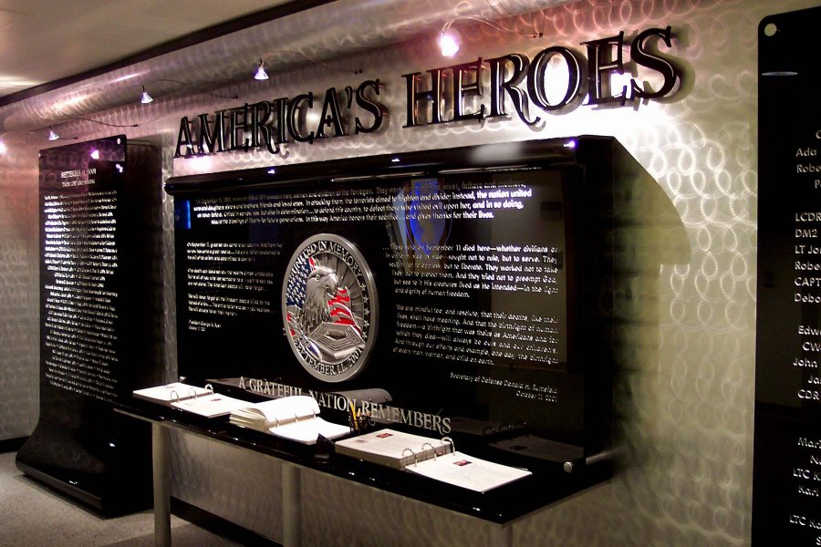Мемориал героям внутри Пентагона